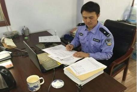 女孩火车遇帅警察发帖寻爱 警嫂:妹子别想了