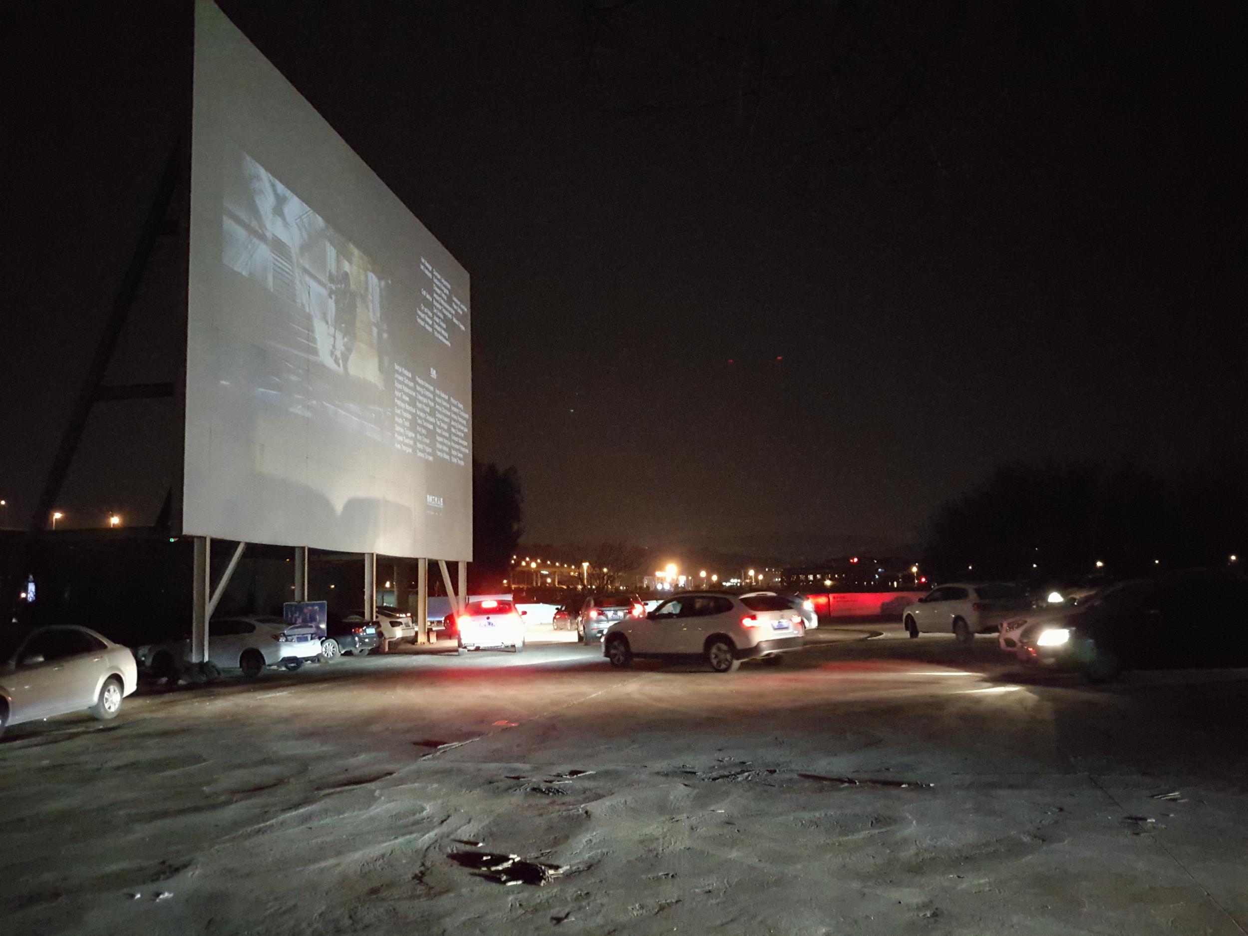 汽车电影院是什么意思（1930年的美国汽车电影院：在汽车里约会看电影是怎样的一种体验？） | 说明书网