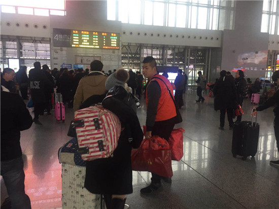 市体彩中心开展体彩志愿行,温暖回家路活动