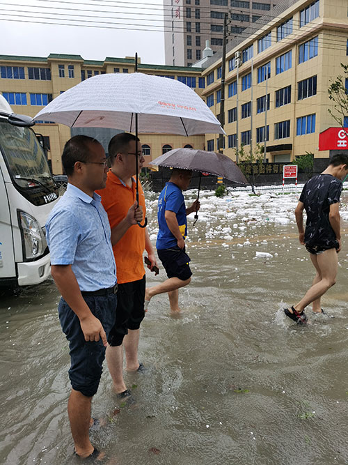 平安产险温州分公司总经理阳中义台风后第一时间前往乐清市柳市镇