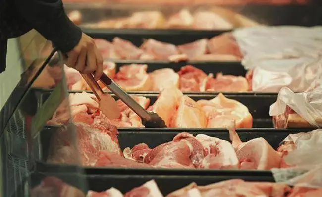 猪肉价格连降养殖企业受伤 正研究制定应对措施
