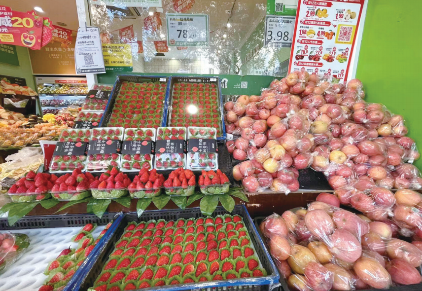 温州水果市场冬意渐浓：首茬草莓身价不菲 苹果价格居高不下