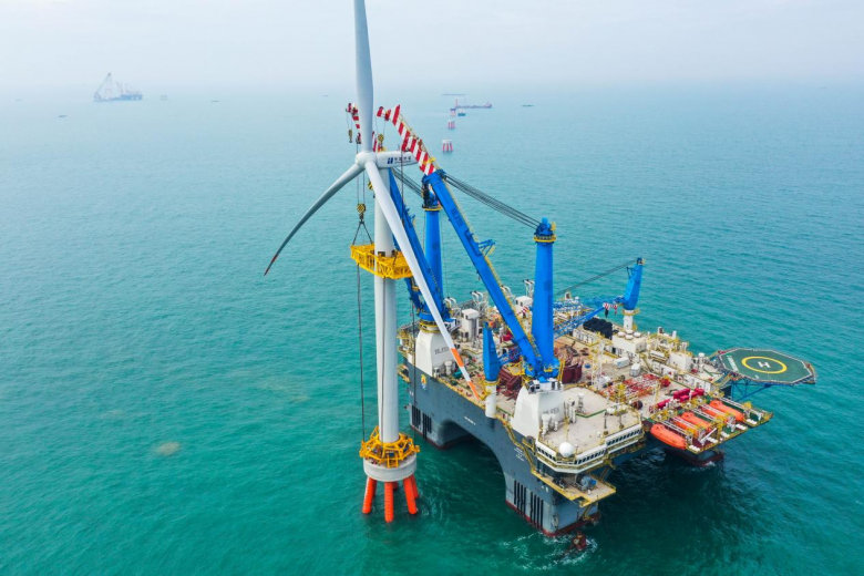 浙江在建最大海上风电项目首台风机成功安装