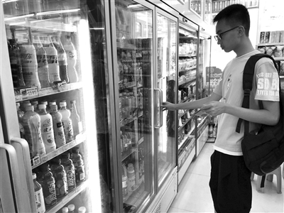 持续高温催生冰饮需求 有的便利店单日饮料销量超千瓶