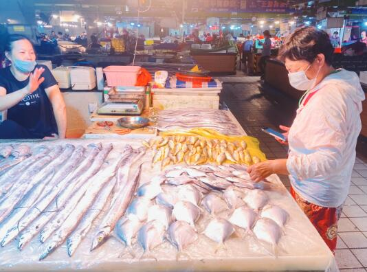 小规格海鲜批发价腰斩：半斤以下规格梭子蟹30多元一斤 鲳鱼最便宜仅7元一斤