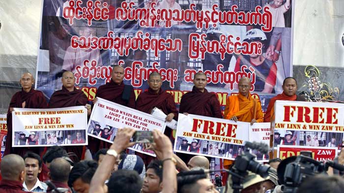 数百名缅甸民众连续5天上街游行抗议,要求释放2名工人.