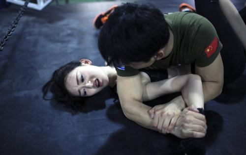 变味的女保镖:既帮老板挡酒又兼任秘书助理