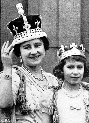 1937年,在乔治六世加冕礼上,王后伊丽莎白(左)戴着这颗钻石.