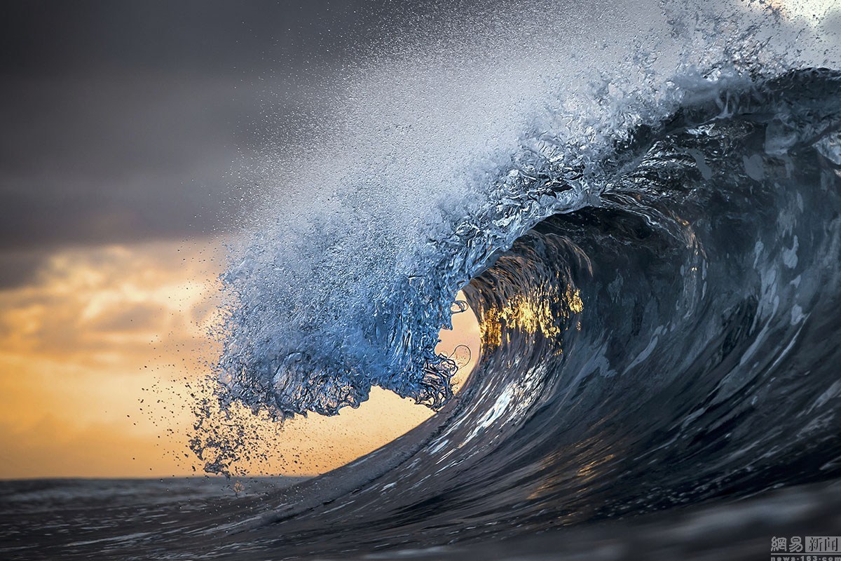 塔希提岛落日巨浪 金光灿灿令人醉