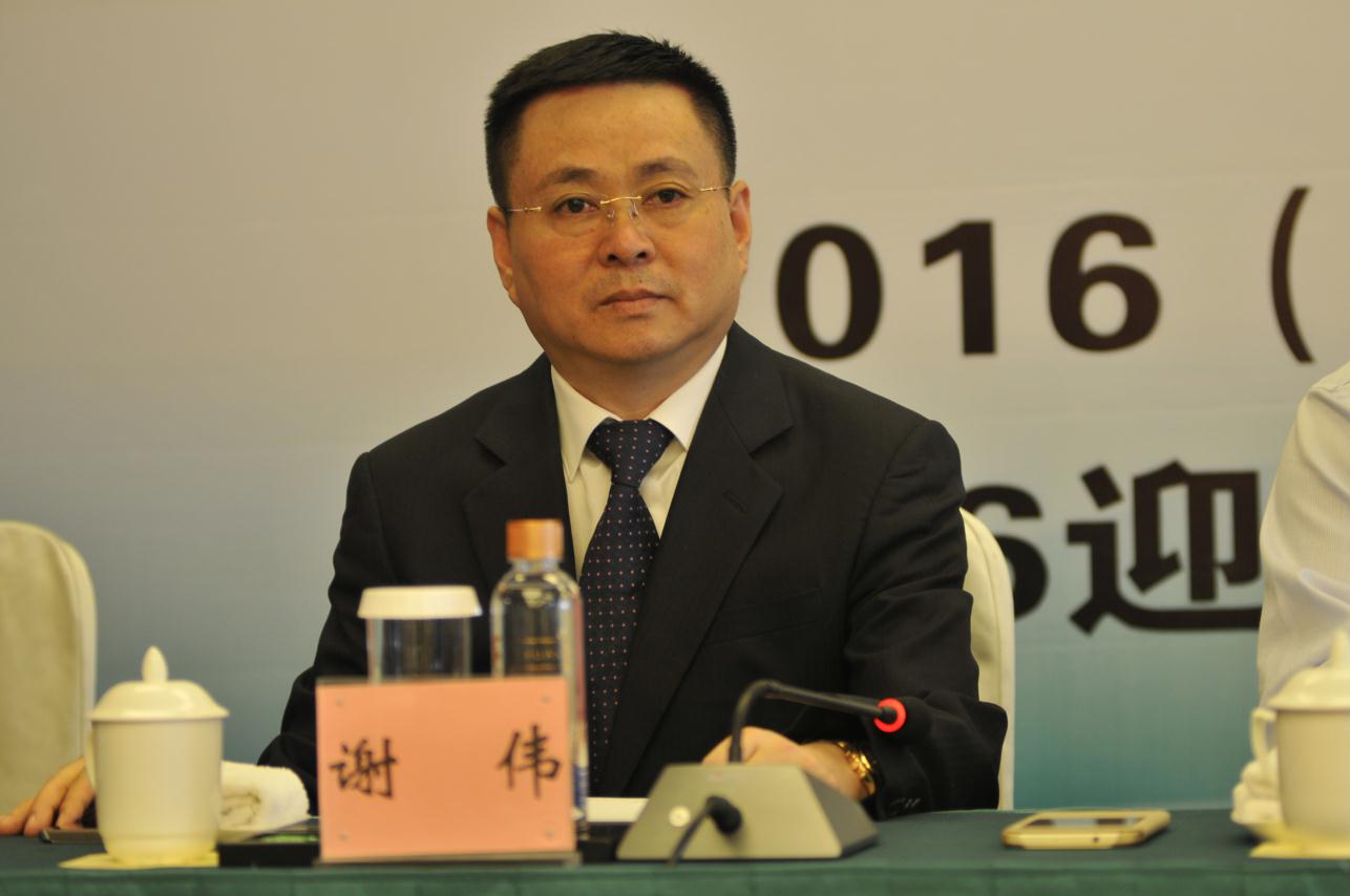 北京黔菜协会会长谢伟与平正乡乡长陈兴签订折耳根基地合作协议