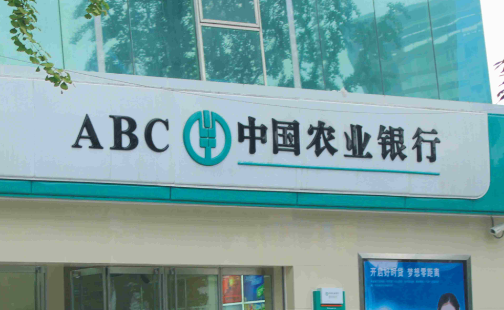 农行员工化身“金融绣娘” 开展特色宣传