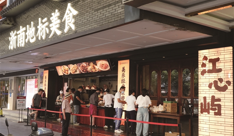 知名餐饮品牌放下身段“摆摊” 有酒店日营业额一度超10万元