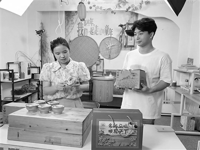 引领农户从农田迈向直播间 她成为全国农村电商带头人