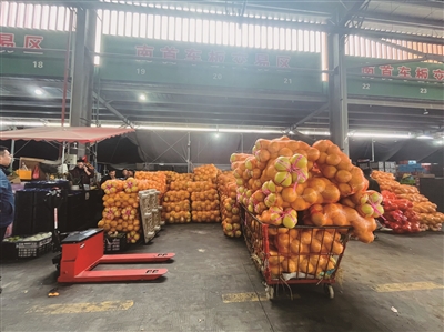 水果市场“甜蜜换季” 车厘子“空降”尝鲜价高