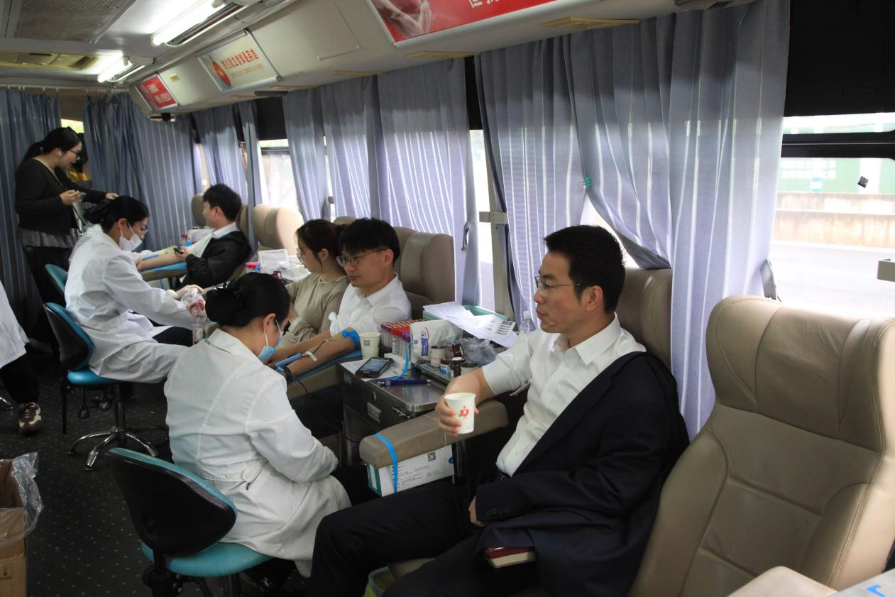 ����ѪΪ�������� �����������ݷ���Ա���μӰ�����Ѫ