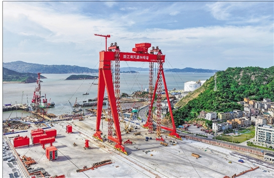 深远海风电母港起重机完成提升 橙色大力士矗立洞头海滨