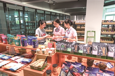 从一根咬胶到一台智能饮水机 平阳“毛孩子”生意经背后的金融活水