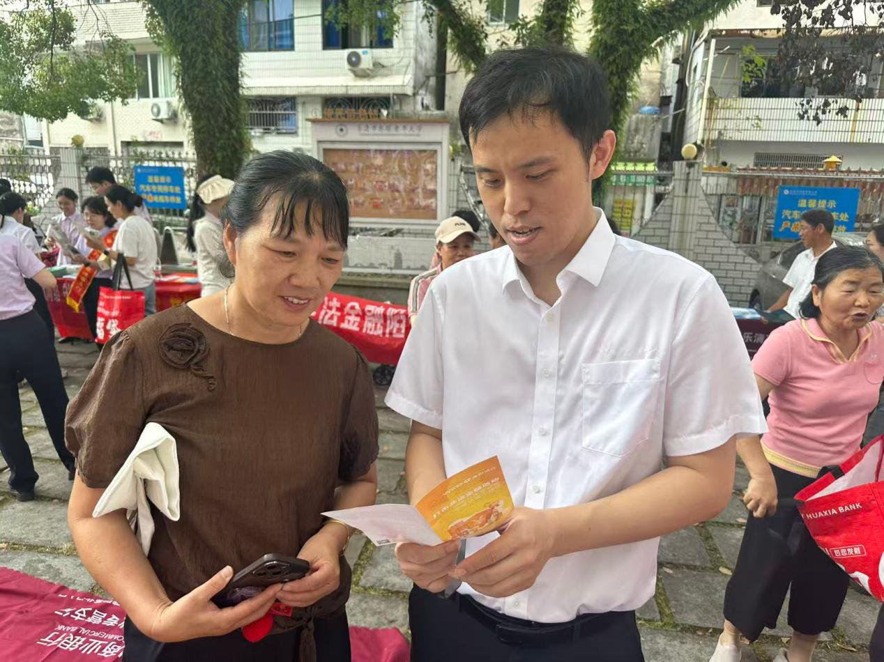 金秋送服务 温州银行温州分行开展形式多样的金融宣传活动